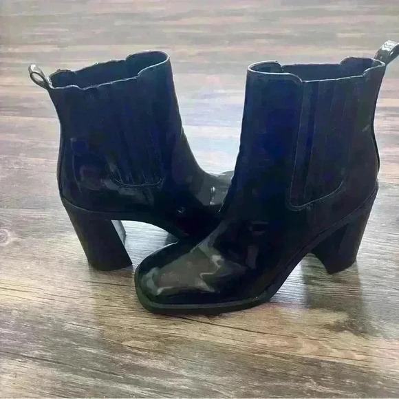 Steve Madden Black Patent Leather Chelsea Boot - Picture 1 of 11